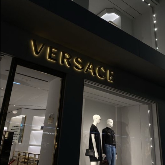 💛 GIVVY 💛FOLLOW ME ON INSTA TO WIN LUXURY HANGER 💛 - Picture 2 of 3